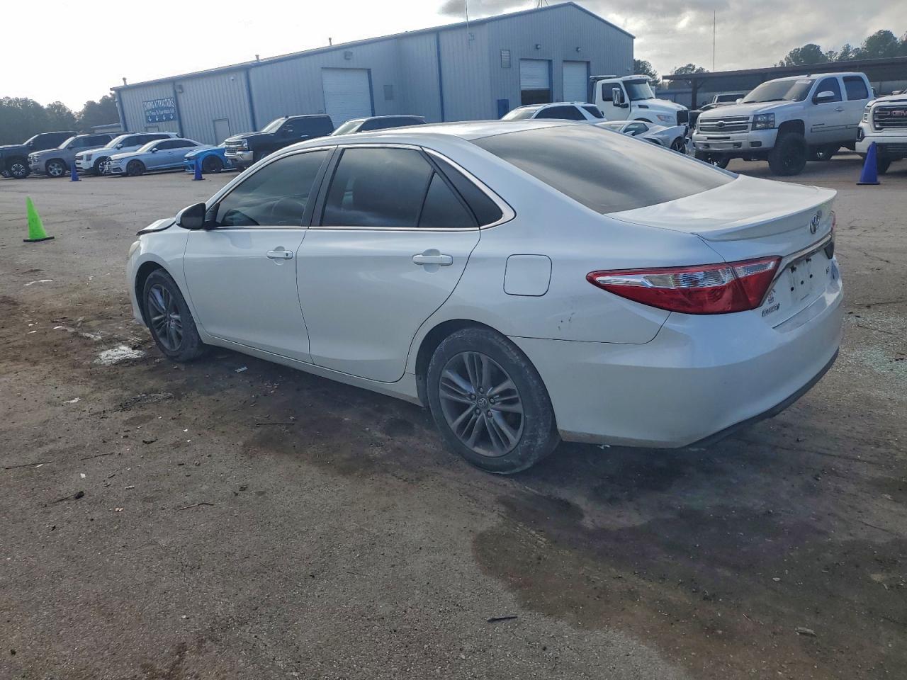 Toyota Camry Le Image 2