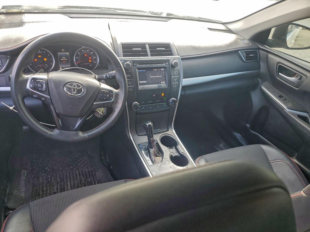 Toyota Camry Le Image 12