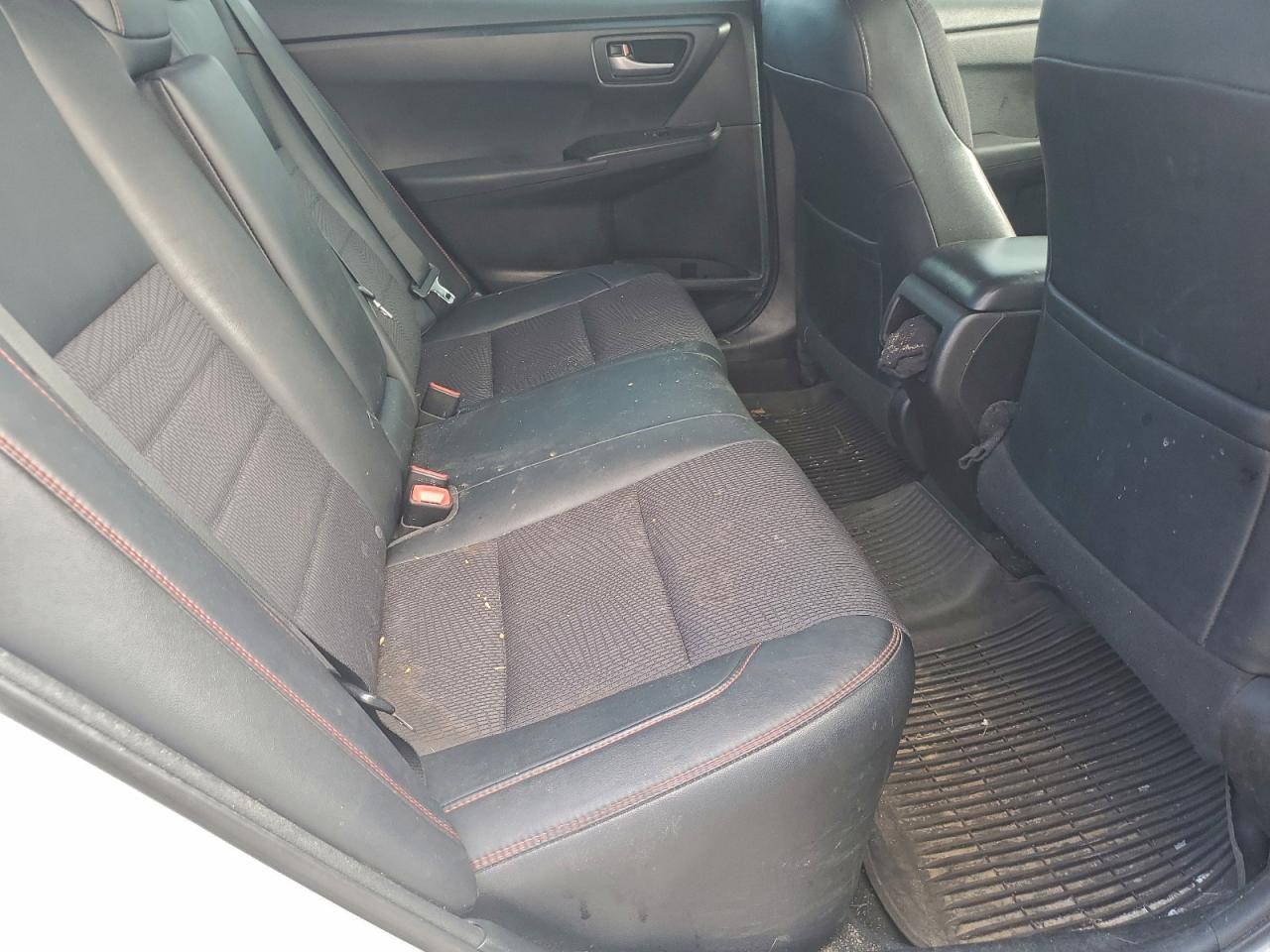 Toyota Camry Le Image 6