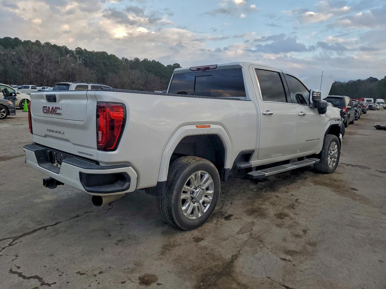 GMC Sierra K2500 Denali Image 10