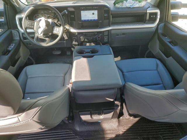 Ford F-550 Super Duty Image 2