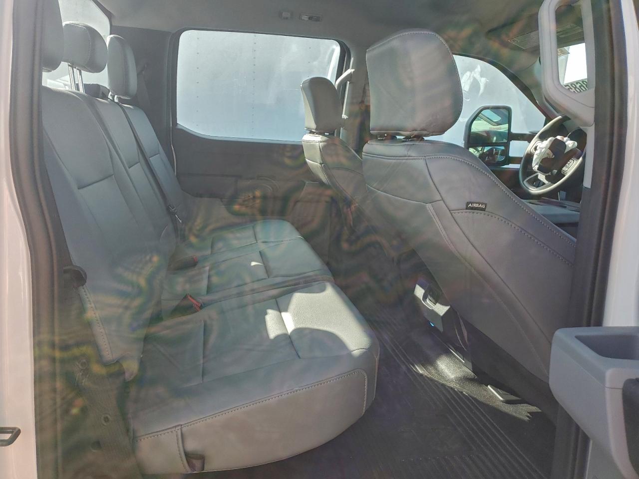 Ford F-550 Super Duty Image 11