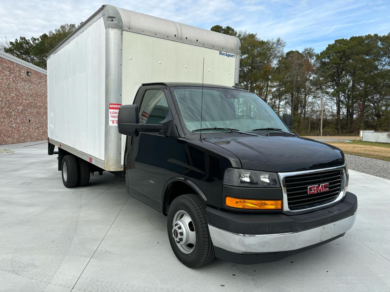 GMC Savana Cutaway G3500 Image 2