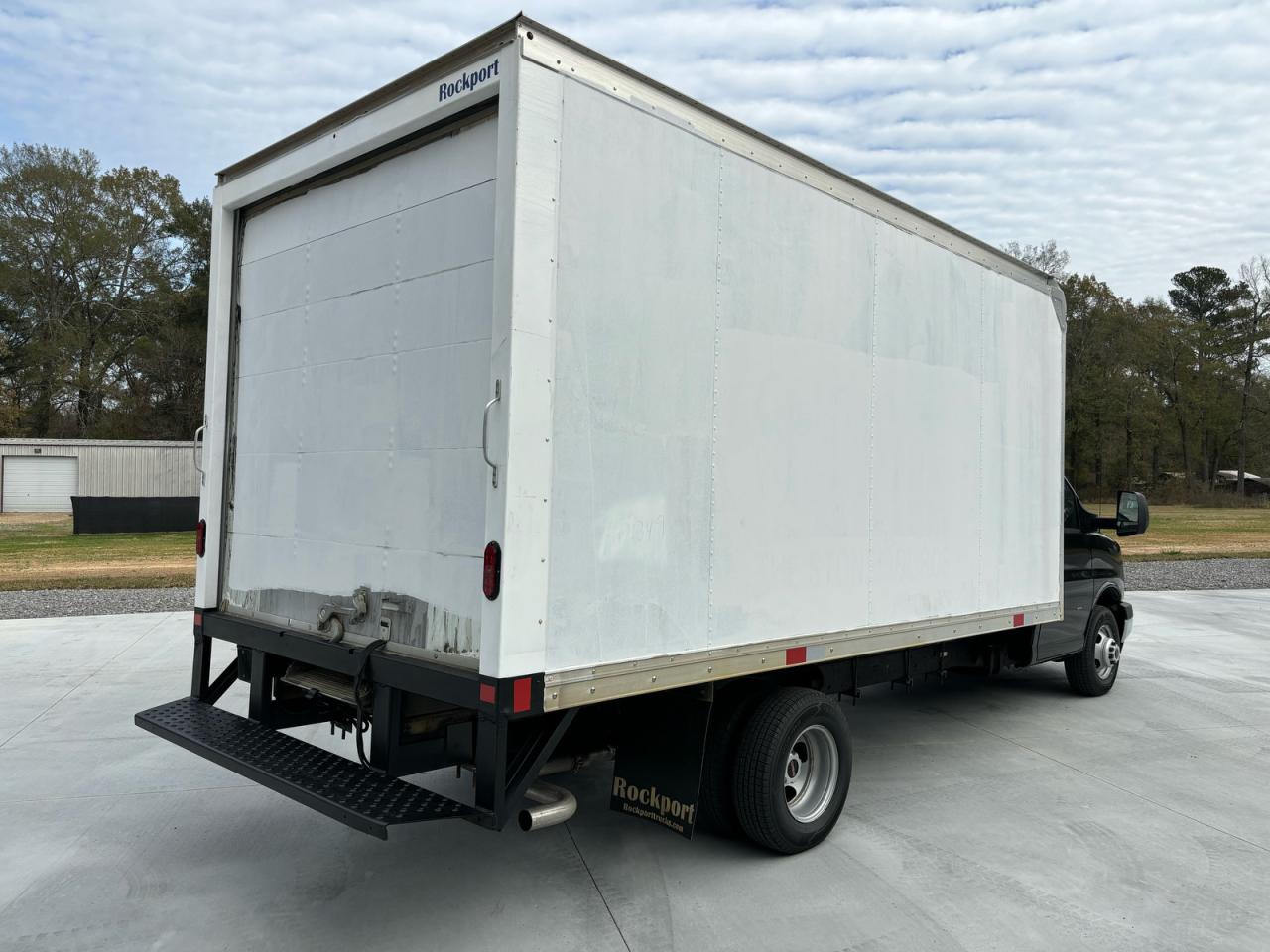 GMC Savana Cutaway G3500 Image 4