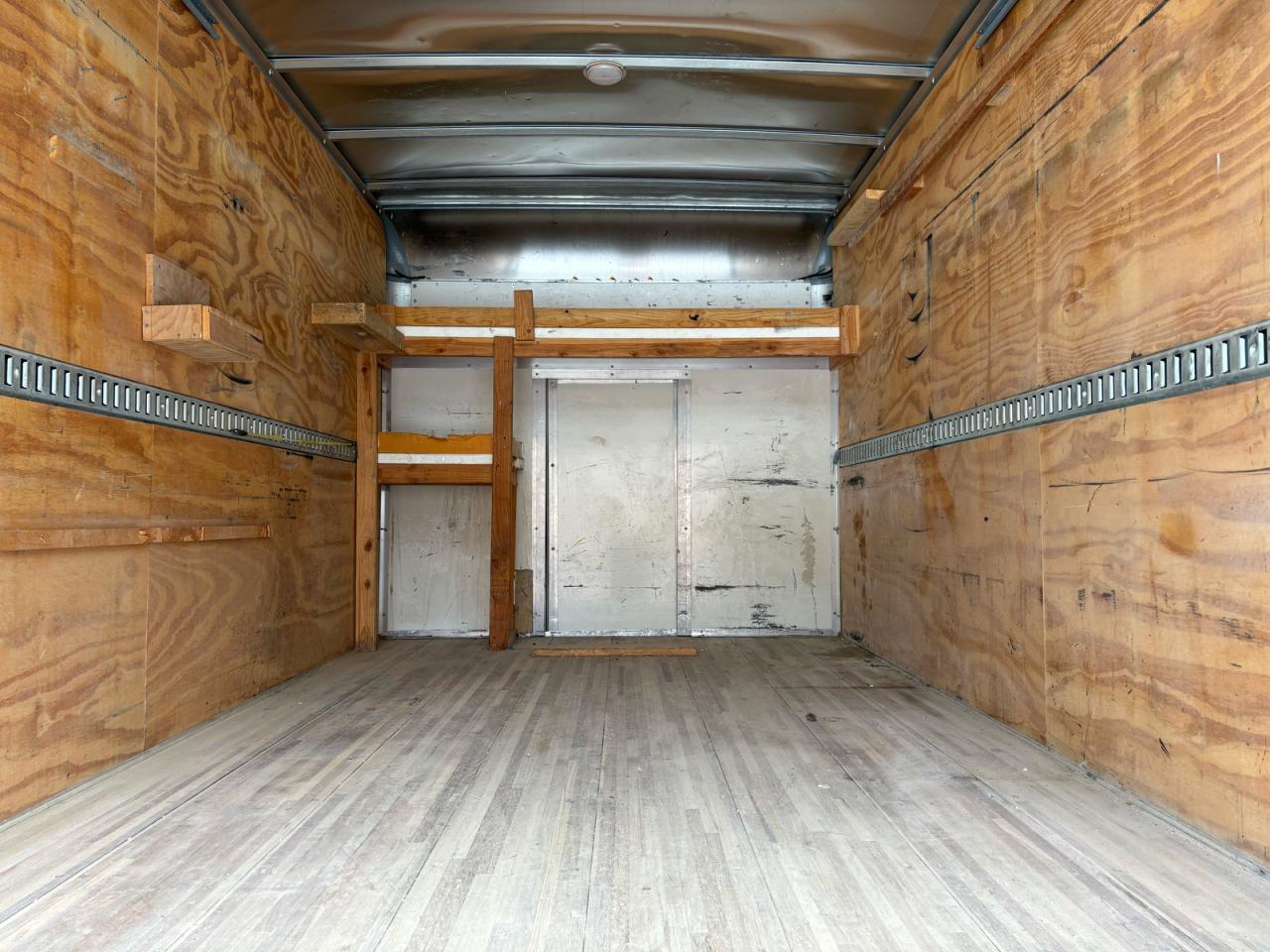 GMC Savana Cutaway G3500 Image 13