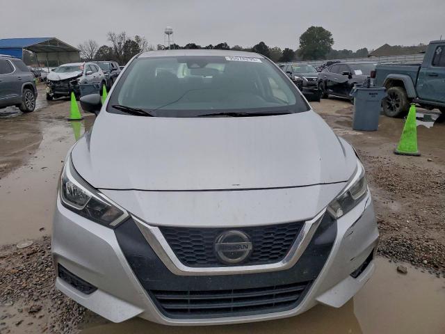 Nissan Versa S Image 9