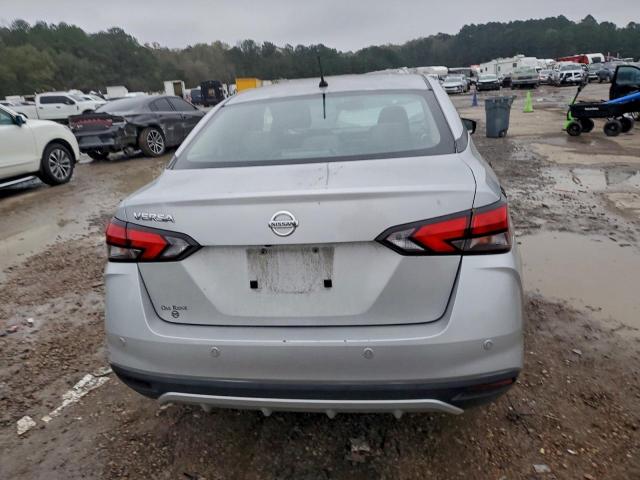 Nissan Versa S Image 2