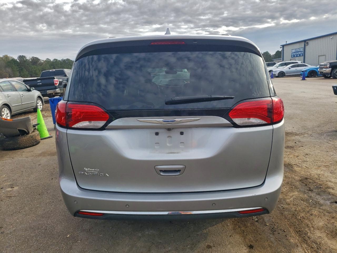 Chrysler Pacifica Touring L Image 6