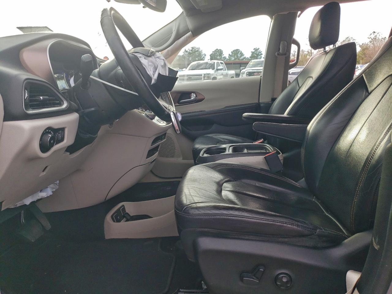 Chrysler Pacifica Touring L Image 3
