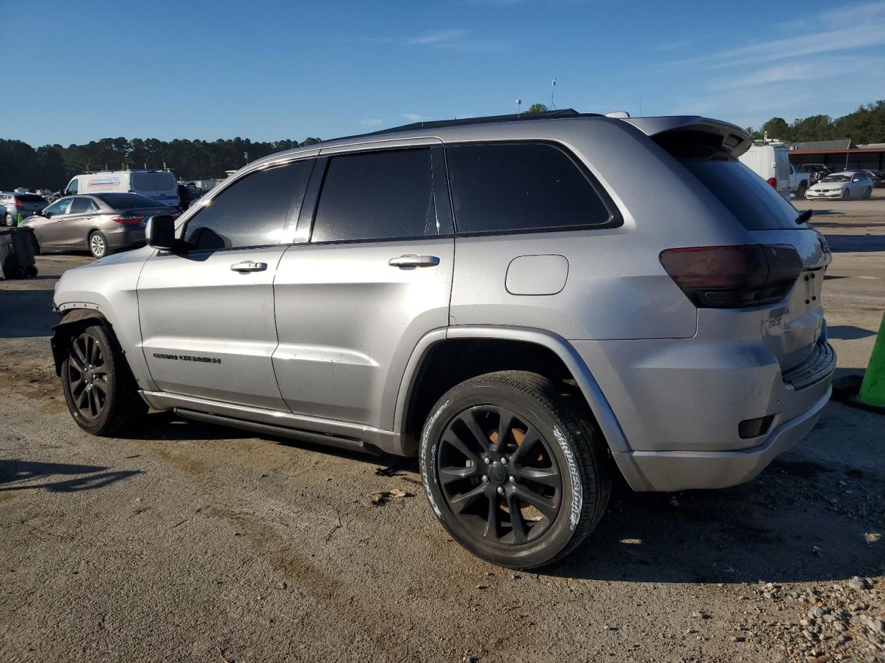 Jeep Grand Cherokee Laredo Image 2