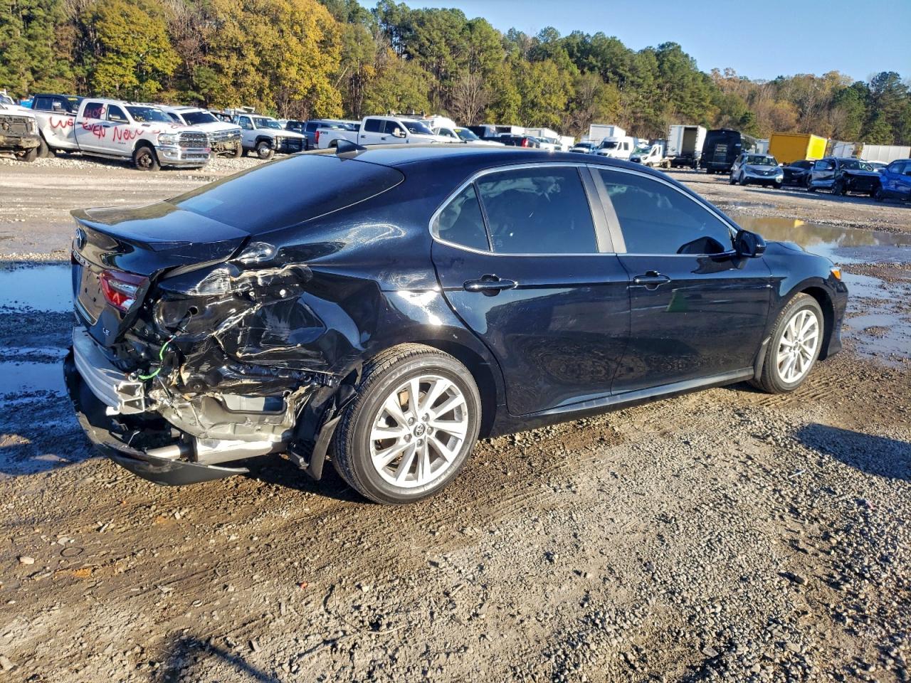 Toyota Camry Le Image 2