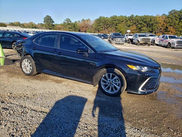 Toyota Camry Le Image 9