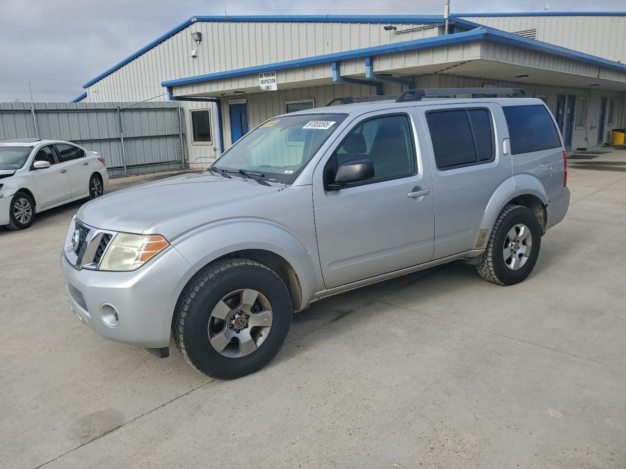 Nissan Pathfinder S Image 1