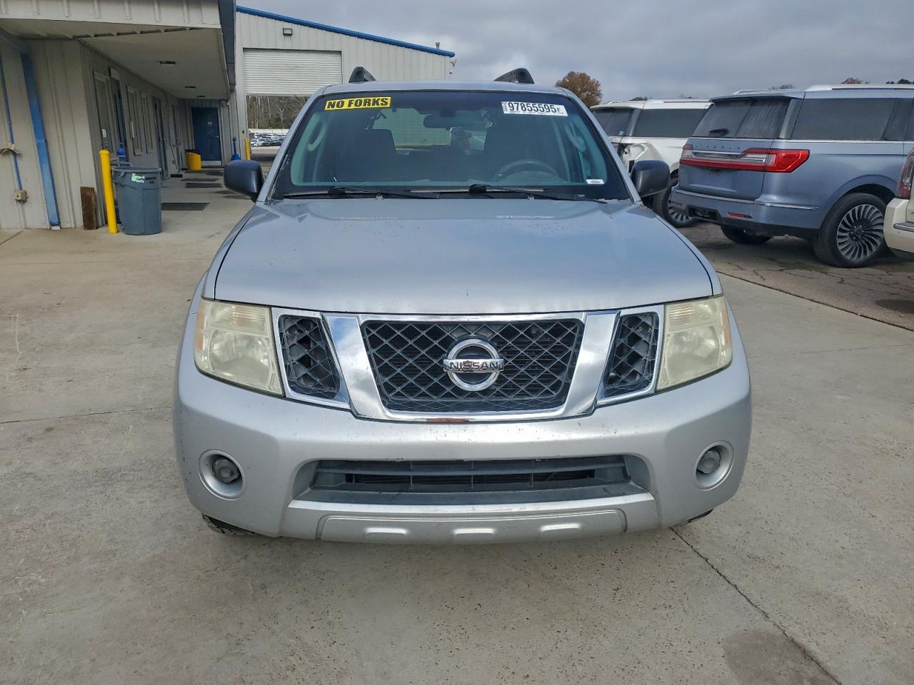 Nissan Pathfinder S Image 6
