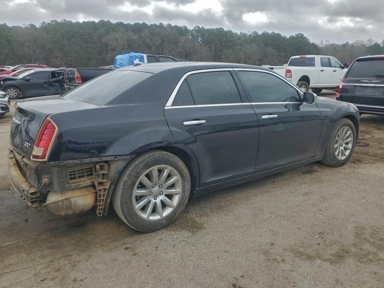 Chrysler 300 Limited Image 2