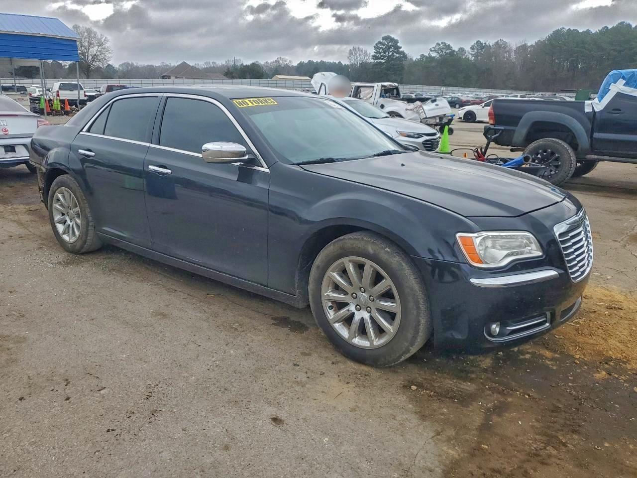 Chrysler 300 Limited Image 9