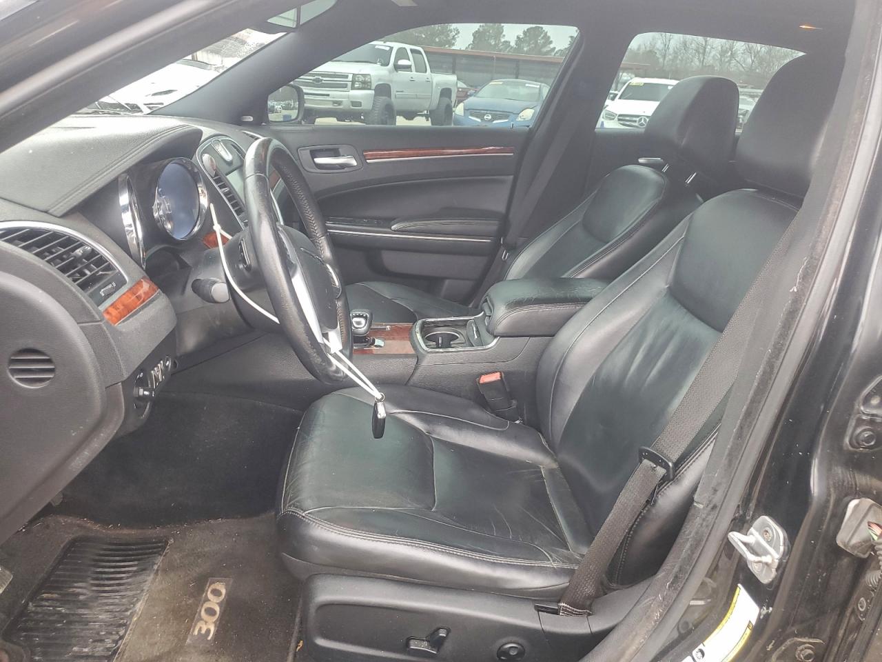 Chrysler 300 Limited Image 8