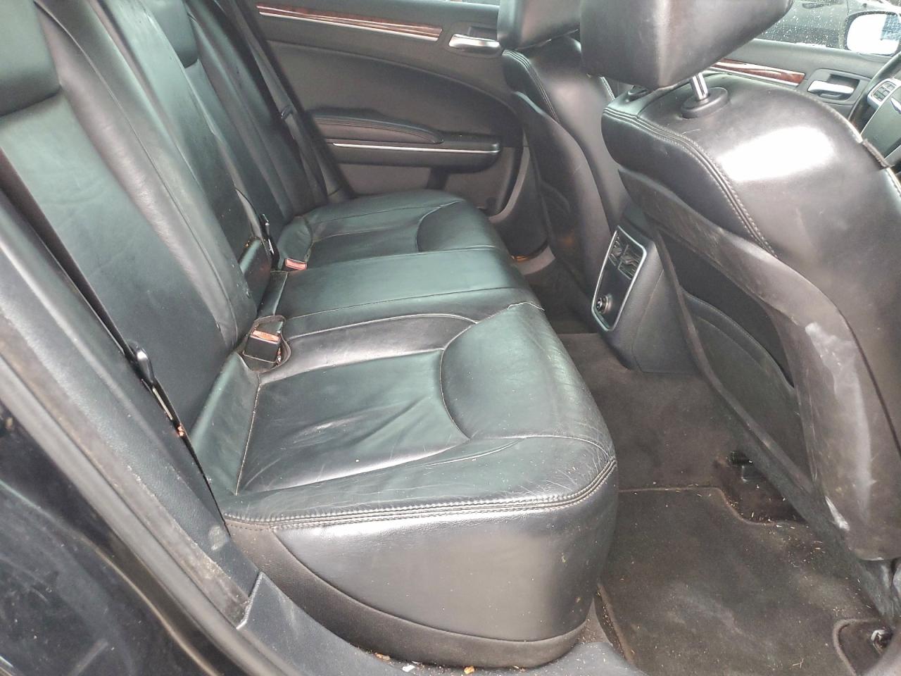 Chrysler 300 Limited Image 10