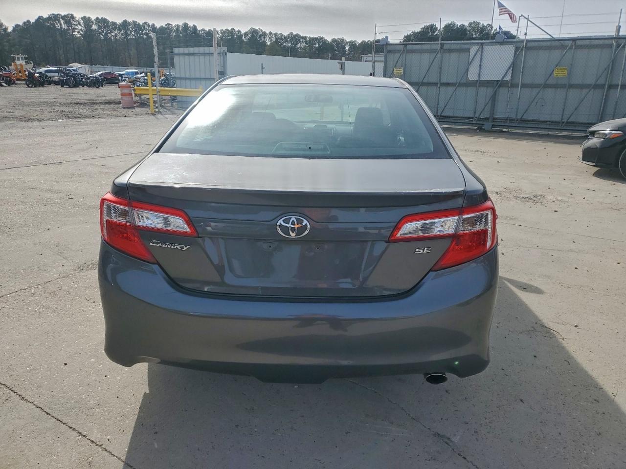 Toyota Camry L Image 3