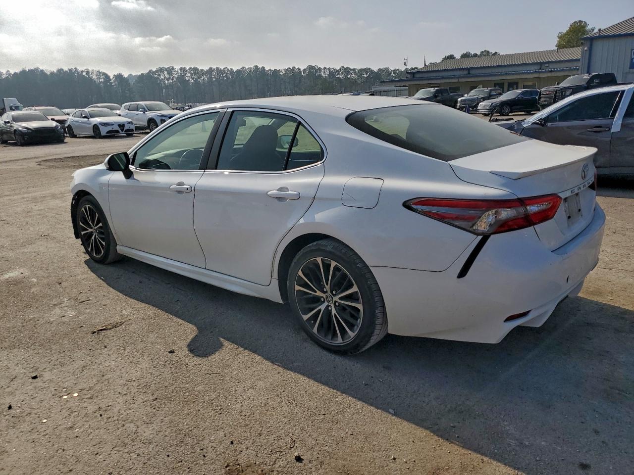 Toyota Camry L Image 2