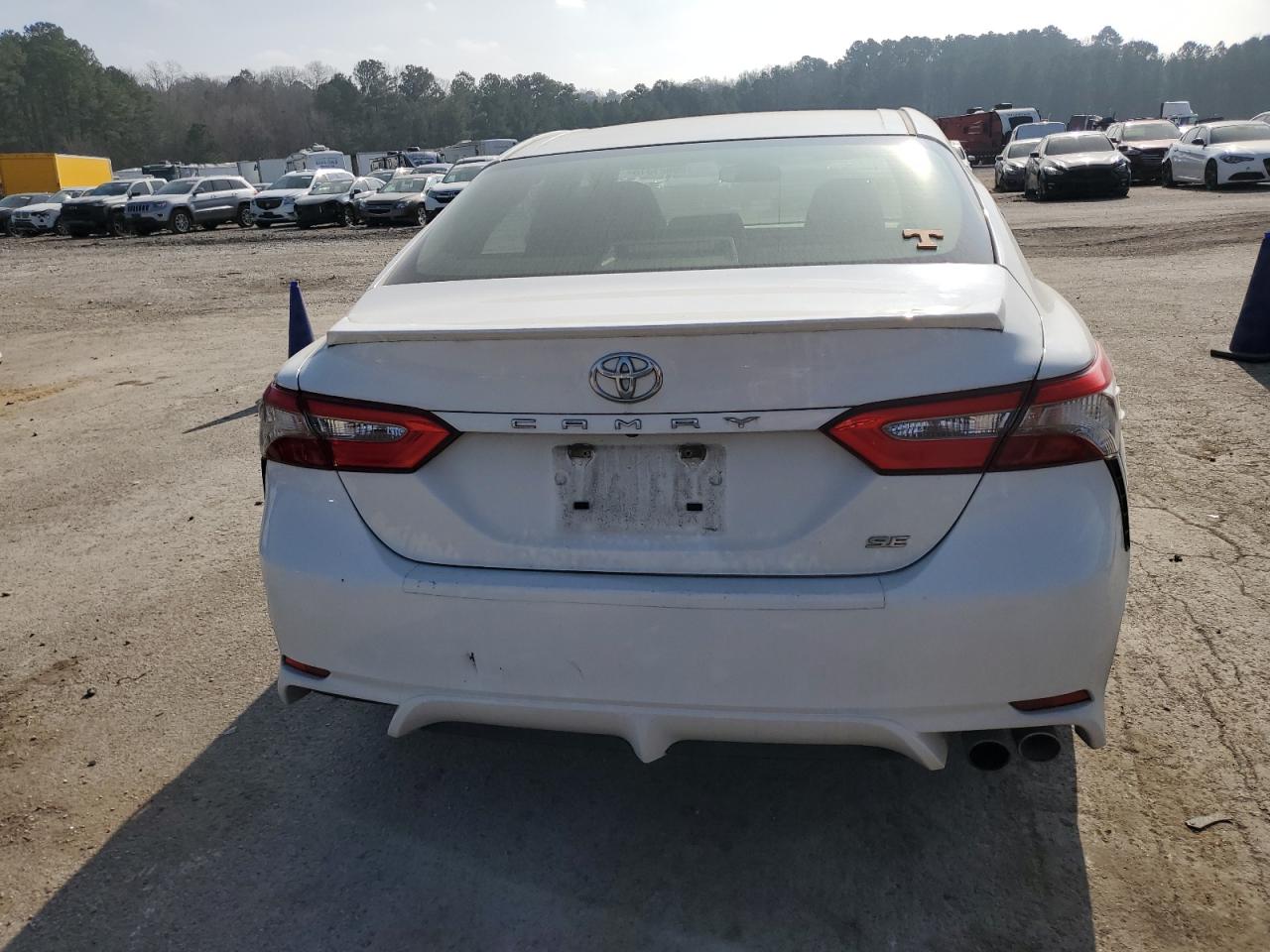 Toyota Camry L Image 9
