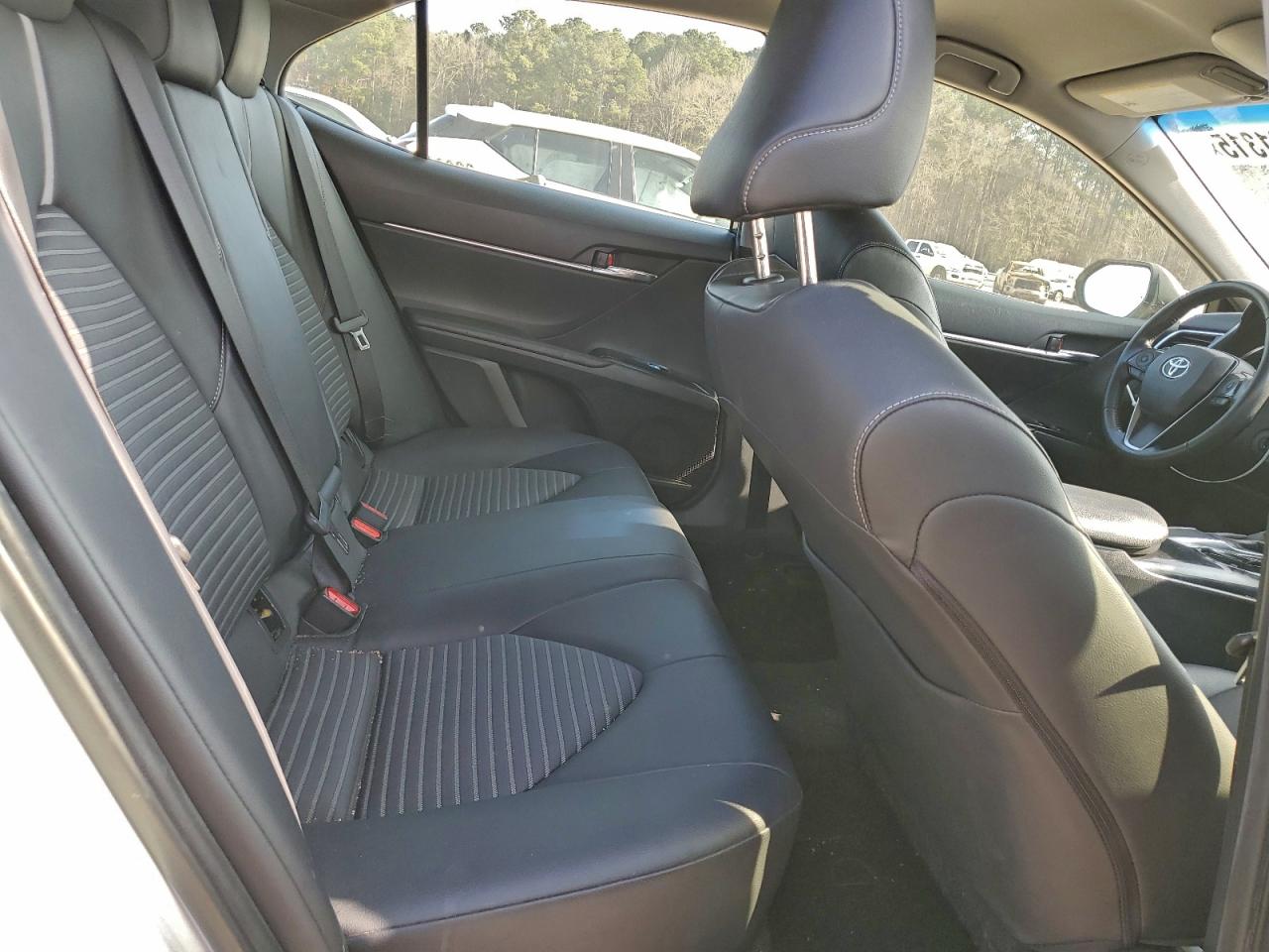 Toyota Camry L Image 3